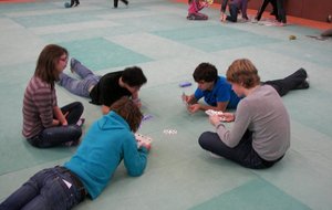 Jeu de cartes sur le tatami durant le temps calme